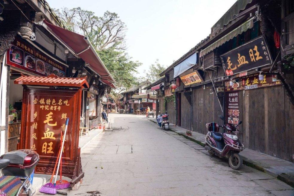 吉鹿力问答社区,快来发现更多在客厅的茶几上,摆放哪些物品才会显得很有格调呢?的乐趣!